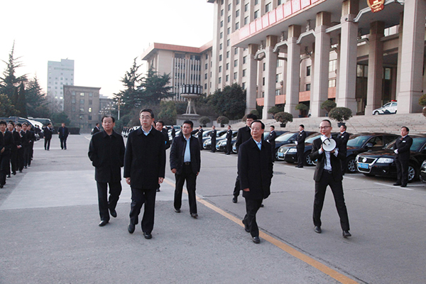 02局领导检查公务车辆方阵.jpg