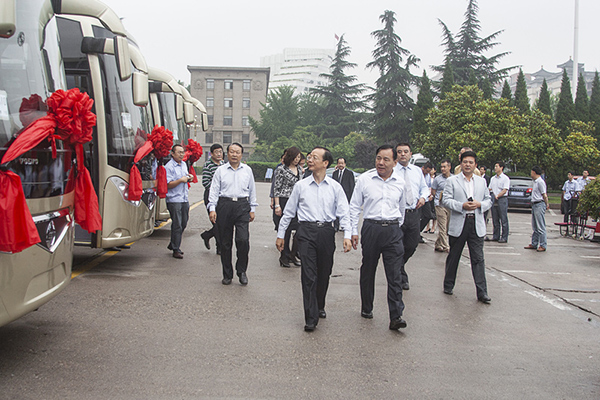 1-省政府副秘书长、机关事务管理局局长孟军及集团领导视察公司车辆.jpg